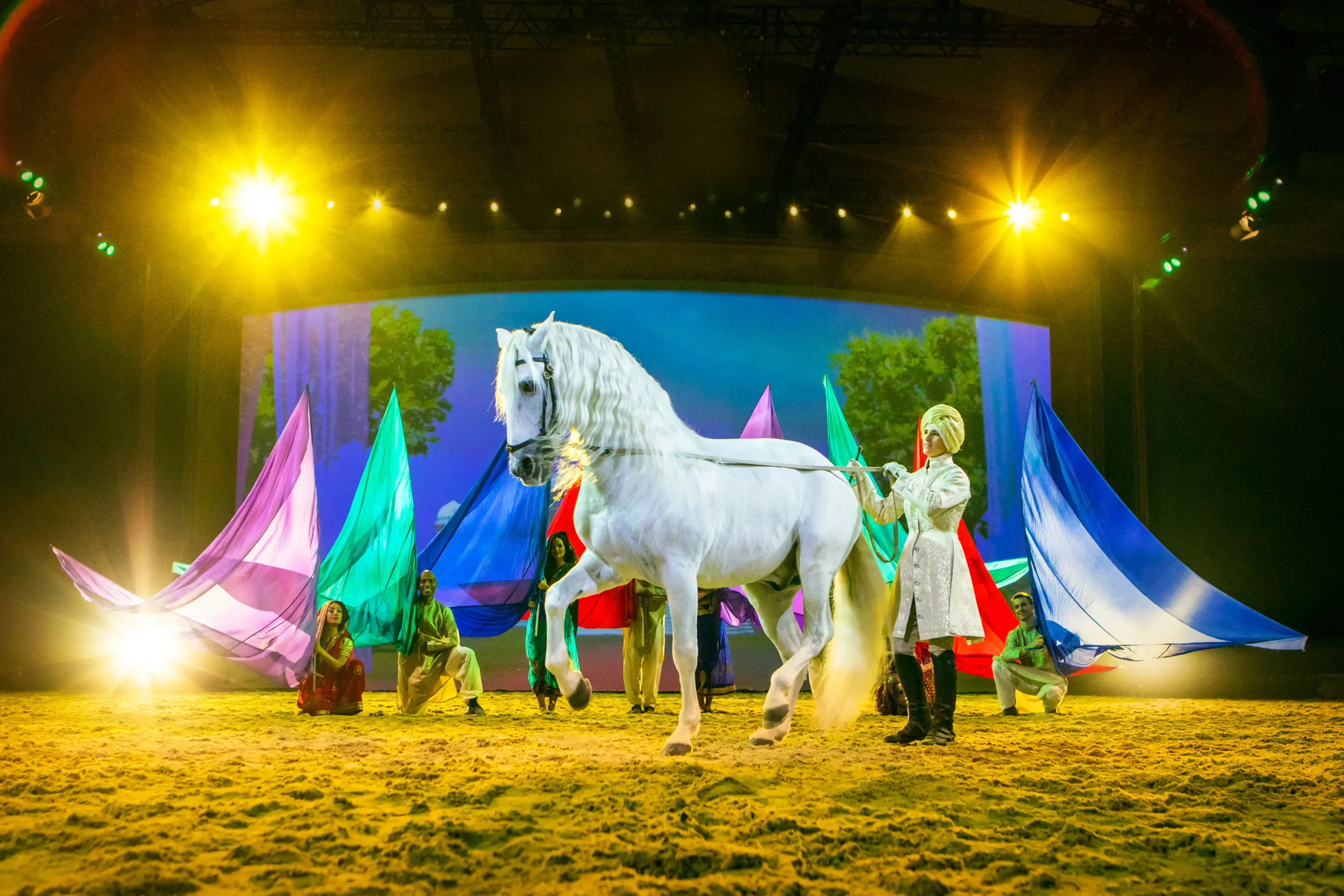 Grandiose Choreografien mit Pferden und Tänzern bei CAVALLUNA