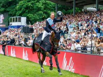 Sieger reitet auf seinem Pferd beim Hamburger Derby