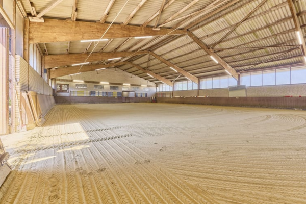große Halle mit Fenstern und Beleuchtung