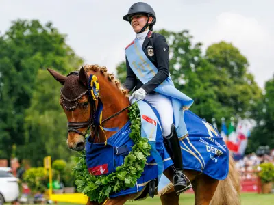 Siegerin reitet auf ihrem Pferd beim Hamburger Derby