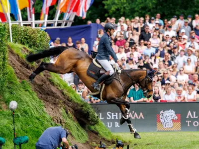 Reiter reitet auf seinem Pferd beim Hamburger Derby den legendären Wall hinunter
