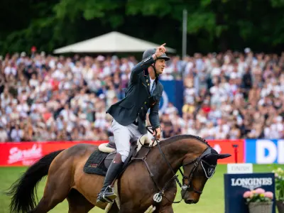 Reiter reitet auf seinem Pferd beim Hamburger Derby
