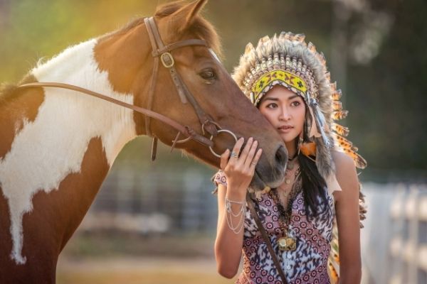 American Indian Horse und Frau mit Kopfschmuck