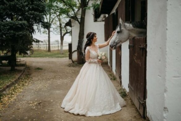 Fotoshooting Pferd Ideen: Eine Braut streichelt ein Pferd.