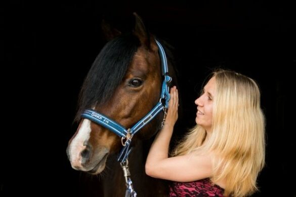Fotoshooting Pferd Ideen: Frau streichelt ihr Pferd.