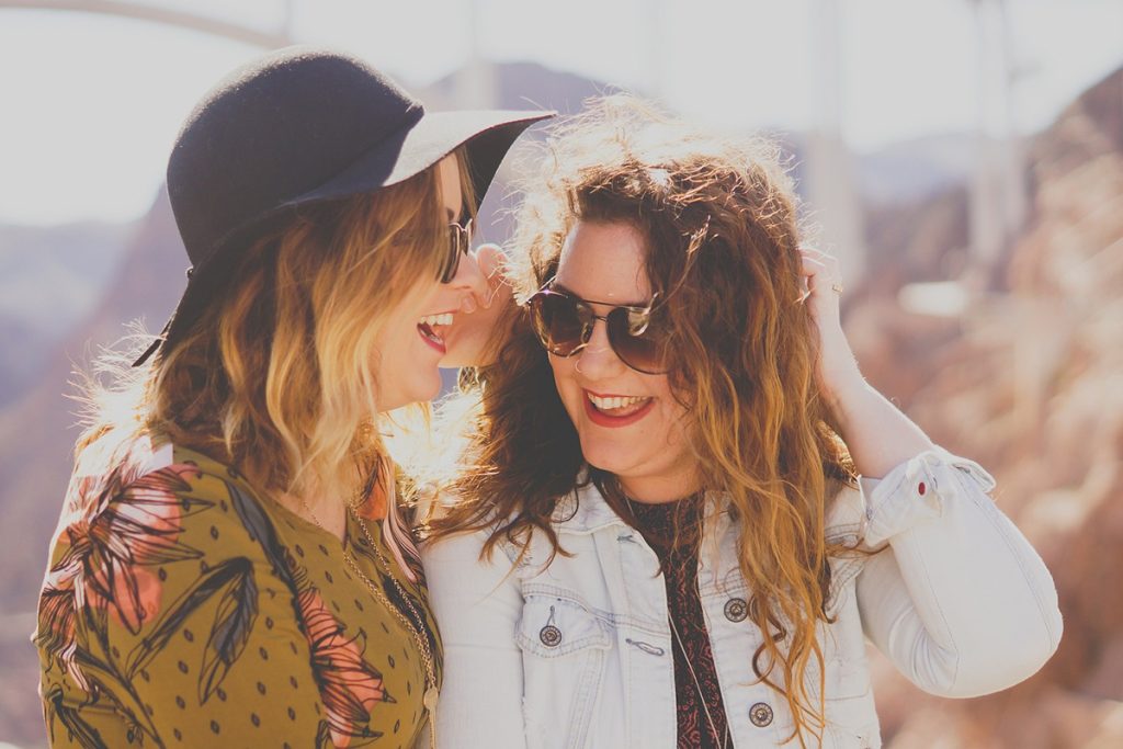 Frauen lachen