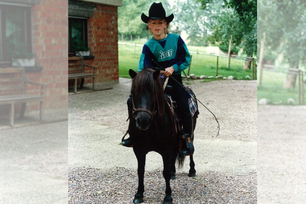 Der junge Jens Hilbert sitzt auf seinem Shetlandpony Lotti.