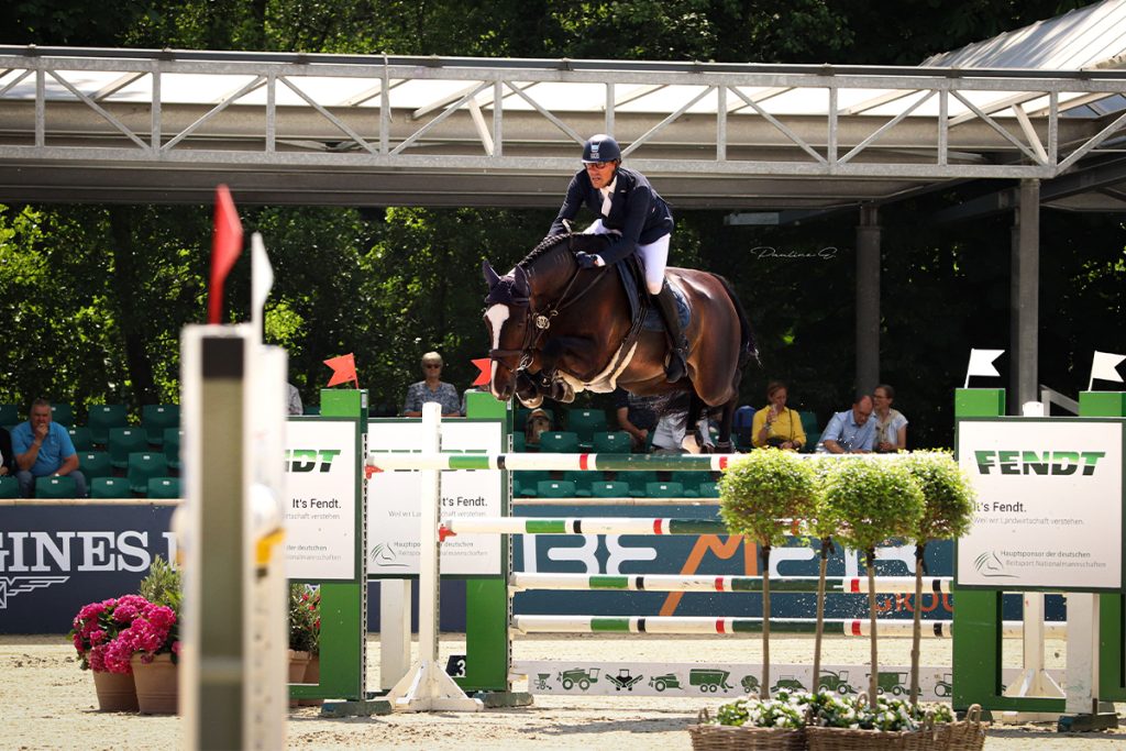 Jens Hilbert mit seinem Pferd bei einem Springturnier.
