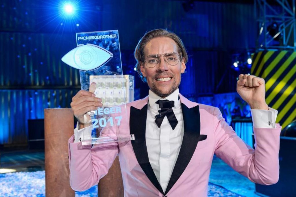 Jens Hilbert mit einem Pokal nach seinem Sieg bei „Promi Big Brother“ 2017.