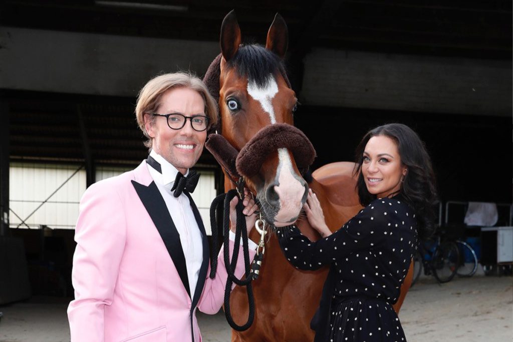 Jens Hilbert und Lilly Becker neben einem Pferd.
