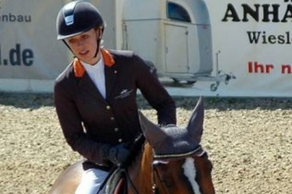 Laura Klaphake: Reiterin auf einem braunen Pferd