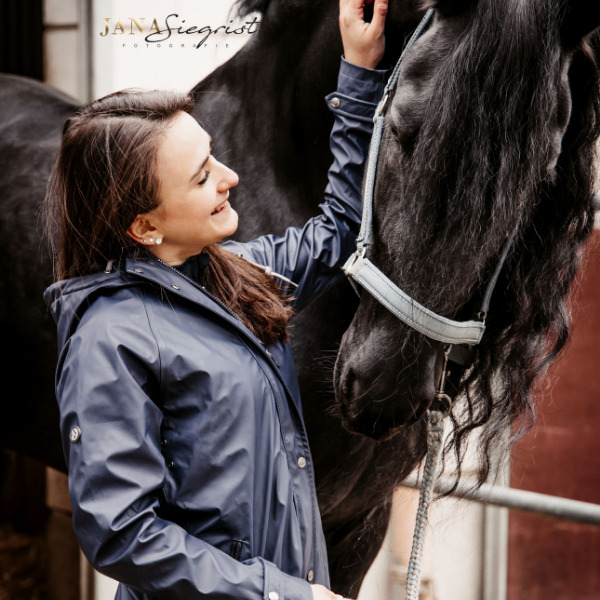 Regenjacke-reissverschluss-friese-frau