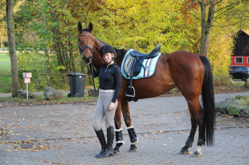 Thermo-Shirt-Bodil-von-QHP-im-Test-am-Pferd-02