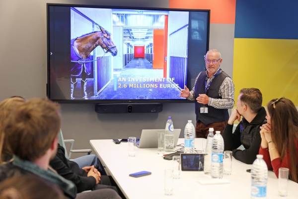 Wie geht richtiges Stallmanagement? Kursraum mit Teilnehmern