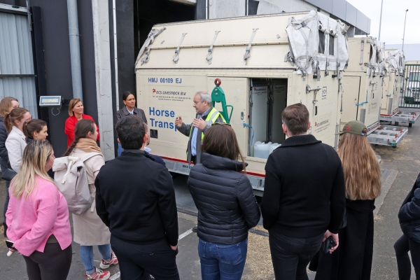 Wie geht richtiges Stallmanagement? Flughafenbesuch