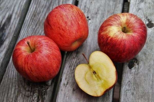 Obst und Gemüse für Pferde: Vier Äpfel für Pferde auf einem Tisch