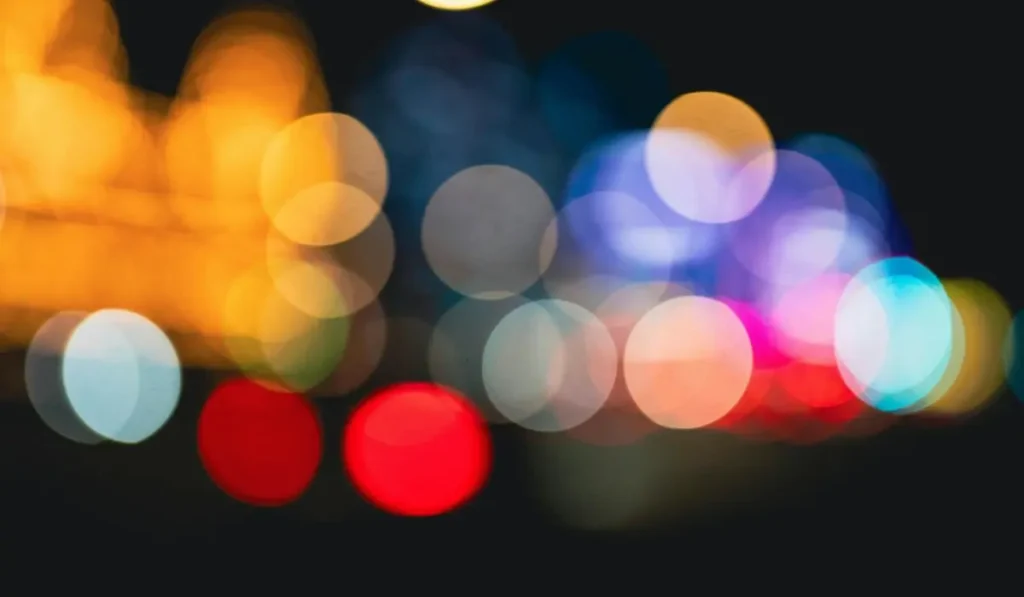 Verschwommene Silhouetten von Blaulichtern