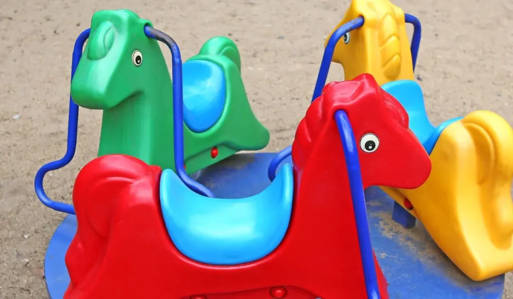 Plastik Pferde Spielplatz