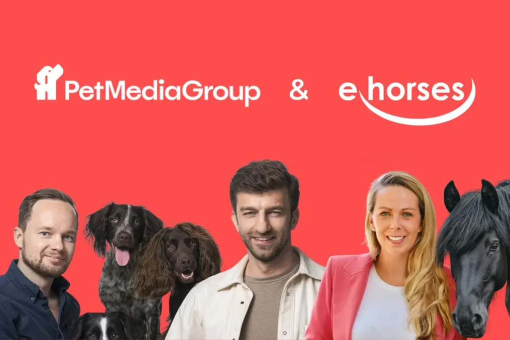 Logo-Banner von Pet Media Group und ehorses vor rotem Hintergrund mit drei Personen, drei Hunden und einem schwarzen Pferd.