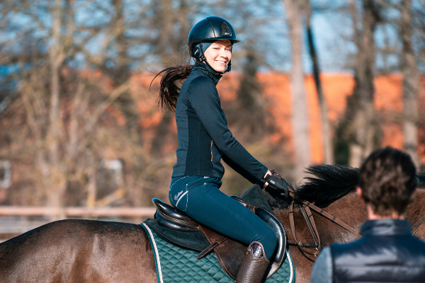 Headset Reiter: Reiterin mit Trainer