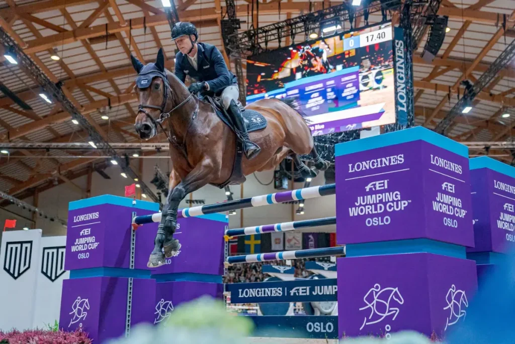 Max Kühner auf EIC Up Too Jacco Blue im fehlerfreien Flug über ein Longines/FEI-Sprunghindernis beim Weltcupauftakt in der Osloer Halle. Foto: FEI/Kim C Lundin.