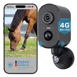 Schwarze PetTec 4G-Sicherheitskamera mit Wandhalterung neben einem Smartphone, das eine Live-Übertragung eines grasenden Pferdes sowie den Hinweis „DSGVO Konform – Sichere Datenspeicherung in Deutschland“ anzeigt.