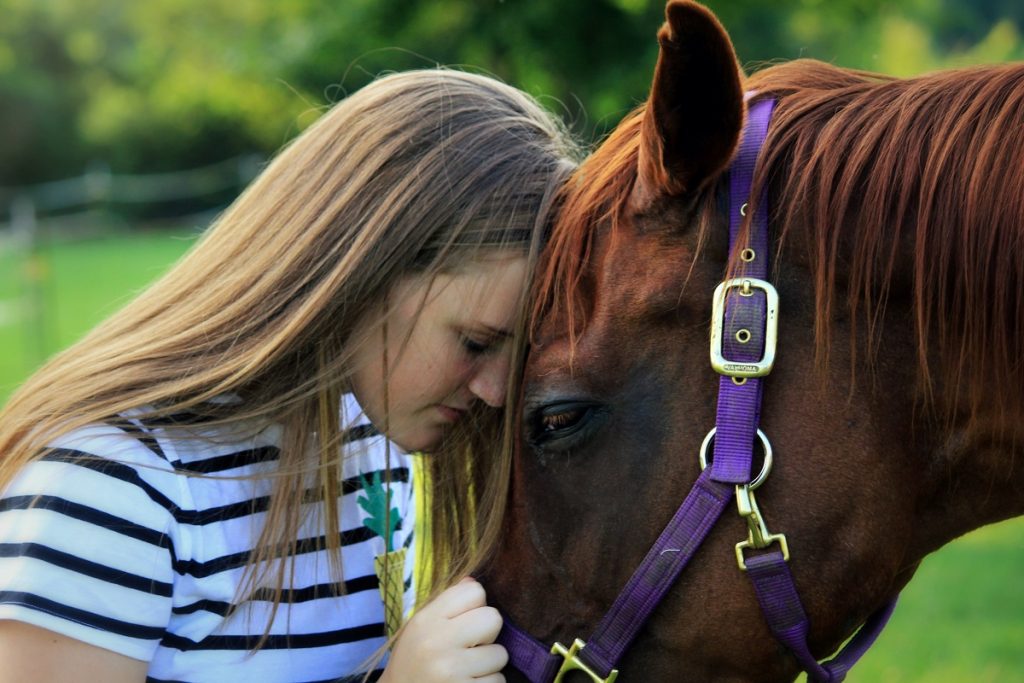Frau mit Pferd