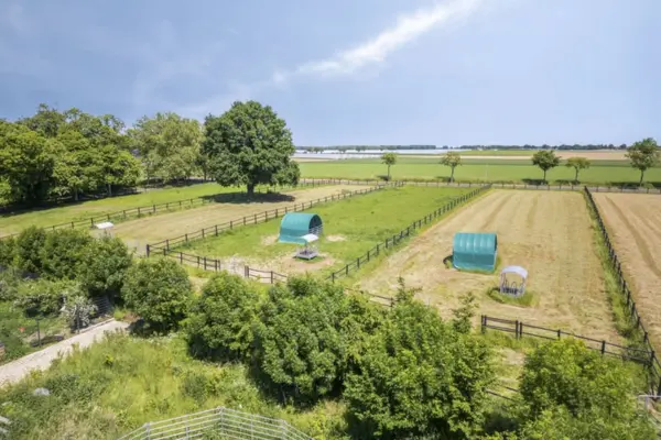 Blick auf die weitläufigen Weideflächen von dem luxuriösen Gut Wammen