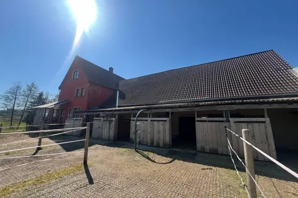 Ansicht Stallungen bei strahlend blauem Himmel