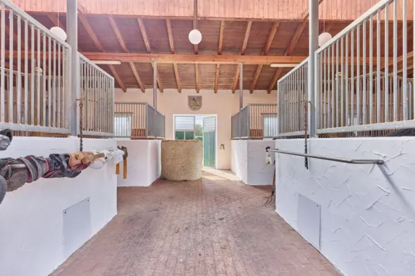 Einblick in die Stallungen des Landhaus mit Reitanlage in Winzer