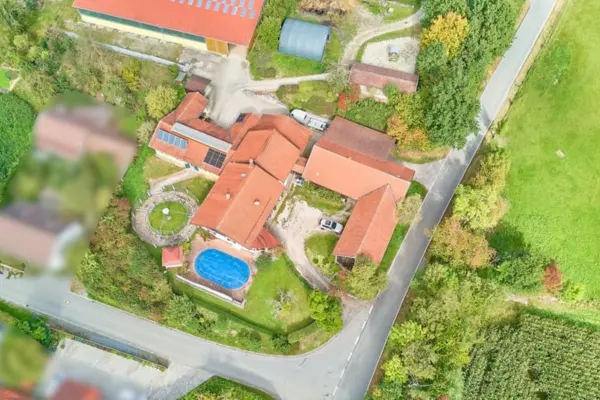 Landhaus mit Reitanlage in Winzer aus der Vogelperspektive