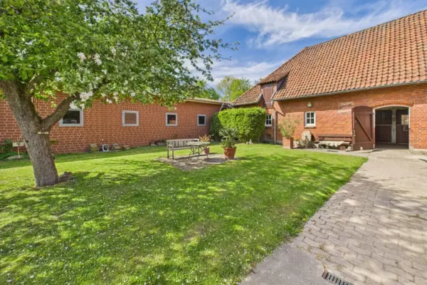 Exklusives Anwesen mit stilvollem Wohnhaus, weitläufigen Weiden und außergewöhnlicher Reitanlage