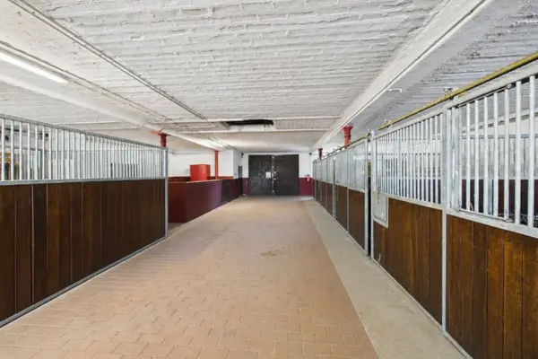 Exklusives Anwesen mit stilvollem Wohnhaus, weitläufigen Weiden und außergewöhnlicher Reitanlage