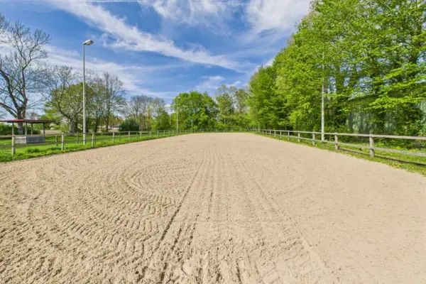Exklusives Anwesen mit stilvollem Wohnhaus, weitläufigen Weiden und außergewöhnlicher Reitanlage