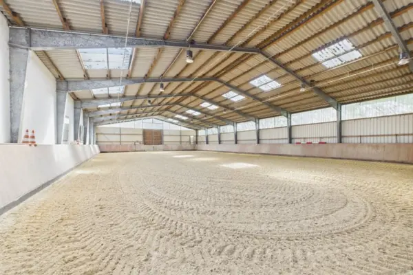 Exklusives Anwesen mit stilvollem Wohnhaus, weitläufigen Weiden und außergewöhnlicher Reitanlage