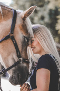 Frau und Pferd zusammen