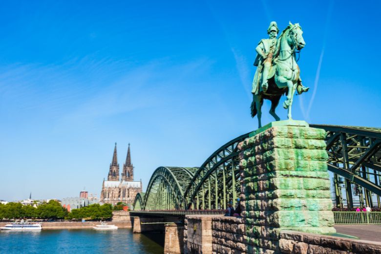 spoha Horse: Reiterstatue vor dem Kölner Dom und vor dem Rhein