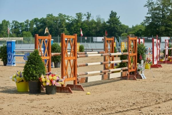 Springreiten: Oxer auf Turnierplatz